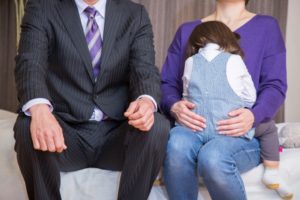 離婚して子供を育てていますが、再婚する予定の彼が子供と気が合いません。元夫に親権を変更したいです。
