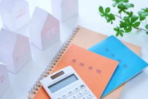 夫と１０年前から別居状態で、最初の２年だけは養育費が振り込まれていました。夫は、他の女性と同居していて、夫の母と３人で生活していましたが、最近夫が死亡しました。遺族年金は妻である私が受け取れますか。