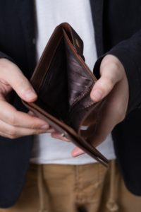 夫が、高額な洋服や靴を購入するため、家計が苦しく、別れたい