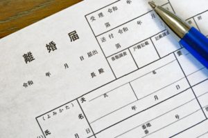 妻が勝手に子の親権者を母と書いて離婚届けをだしました